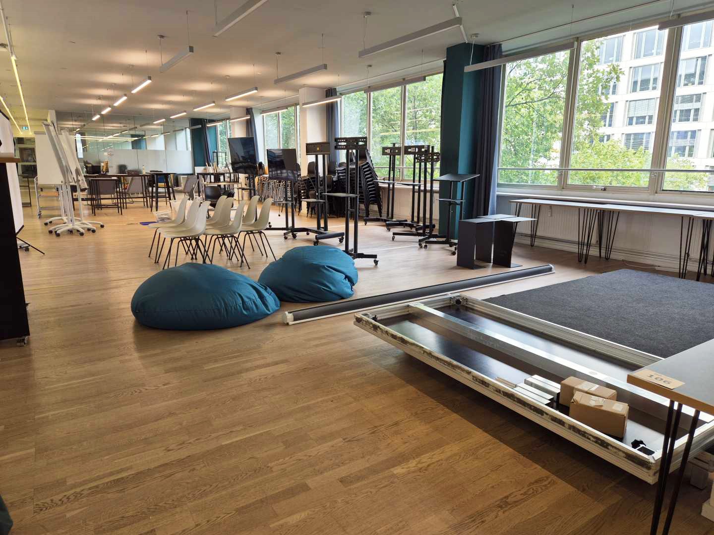 Schreibtische, Drehrollenstühle, Büroausstattung aus Co-Working-Space (Nachauktion)